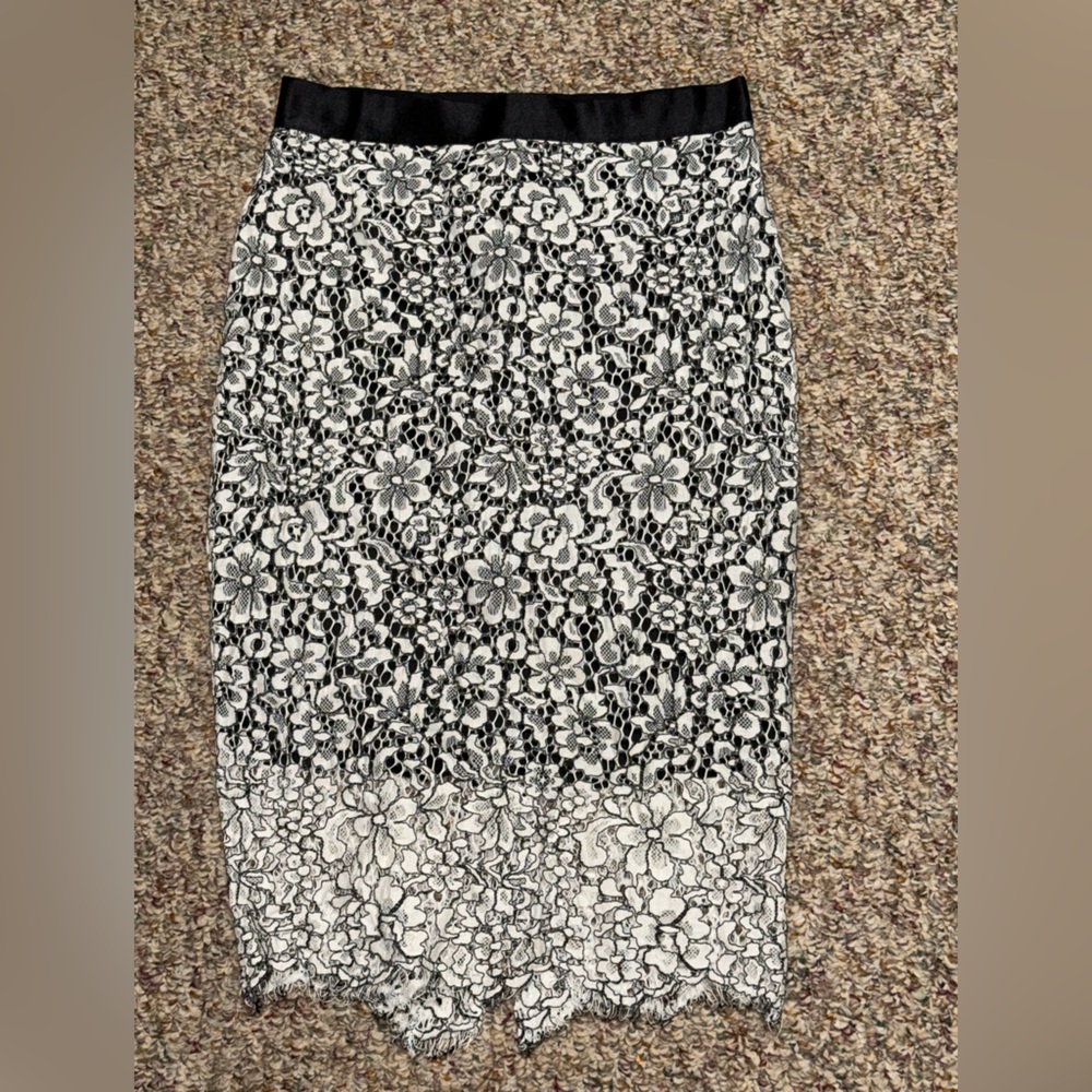 Women's size 4 Express‎ Black Skirt lace flowers summer sun fun casual work